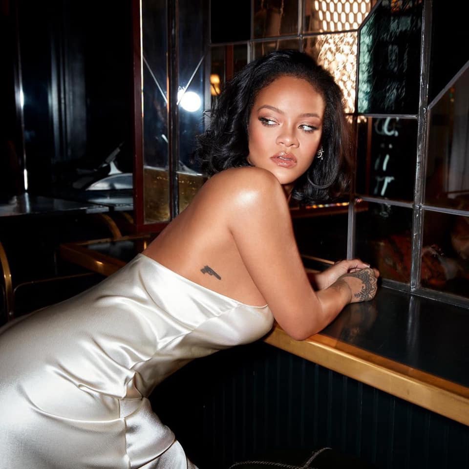 Рианна извинилась за исламские стихи на показе модного нижнего белья Fenty