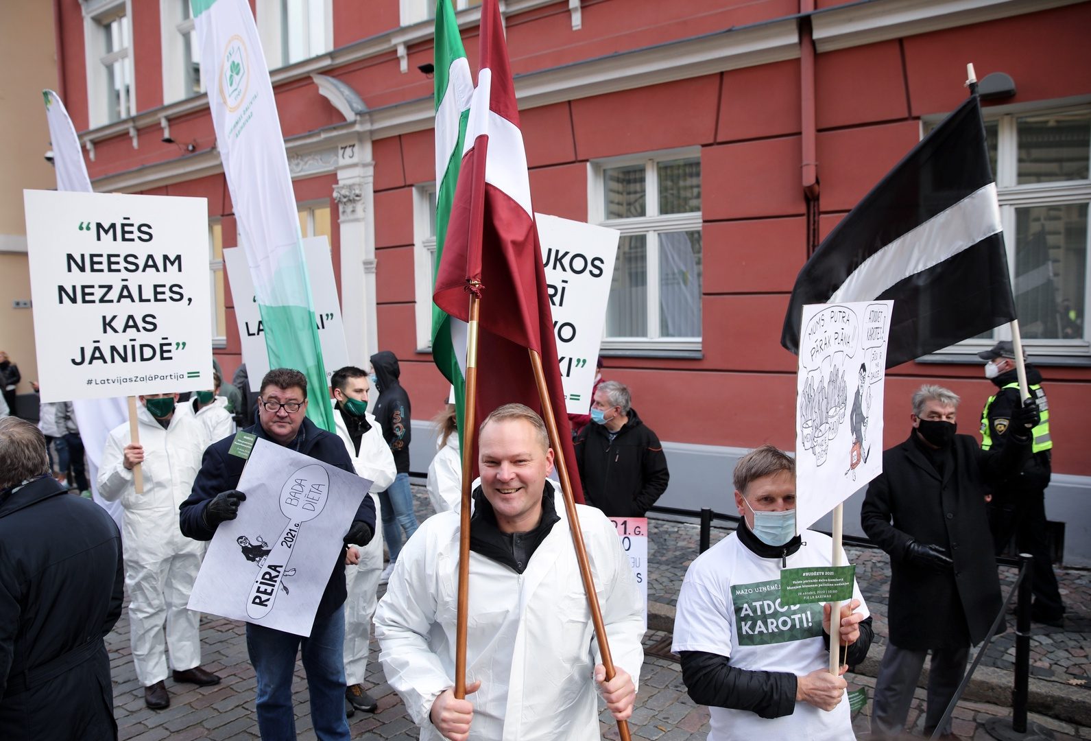 Пикет против бюджета-2021 собрал более ста человек Пикет против бюджета-2021 собрал более ста человек