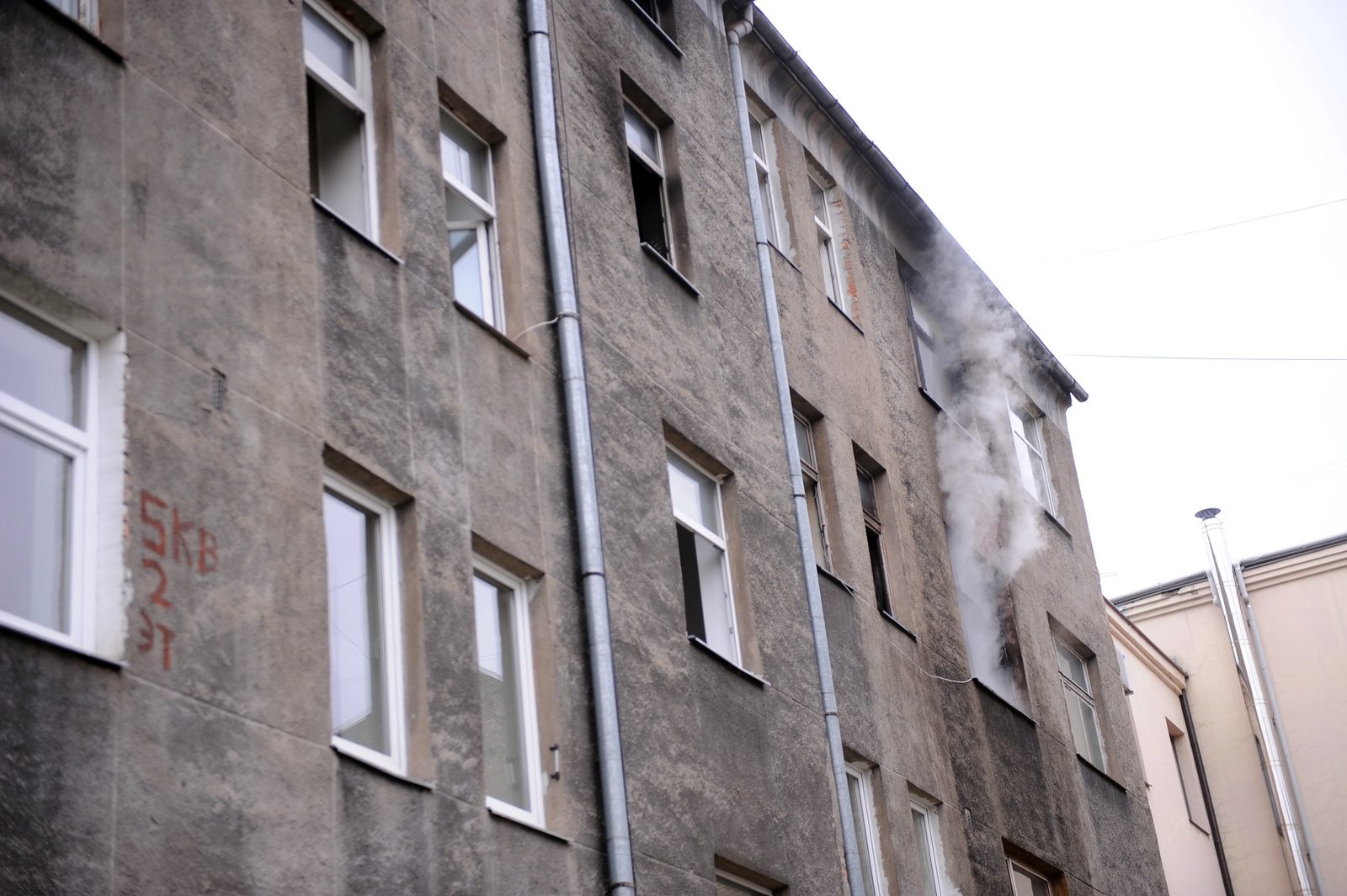 Glābēji Saldū palīdz izvēdināt piedūmotu ēku Glābēji Saldū palīdz izvēdināt piedūmotu ēku
