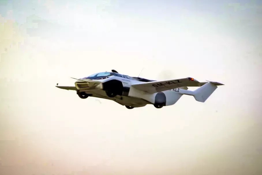 Видео: AirCar взлетел и приземлился
