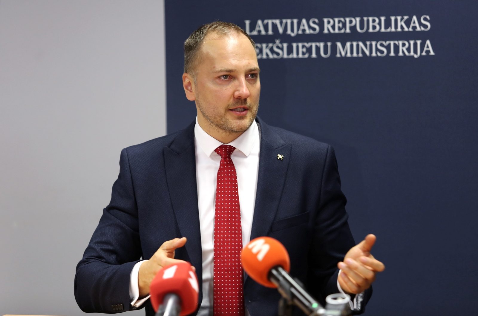 Par maskās neesošu klientu apkalpošanu iekšlietu ministrs rosina ēdinātājiem noteikt sodu līdz 5000 eiro