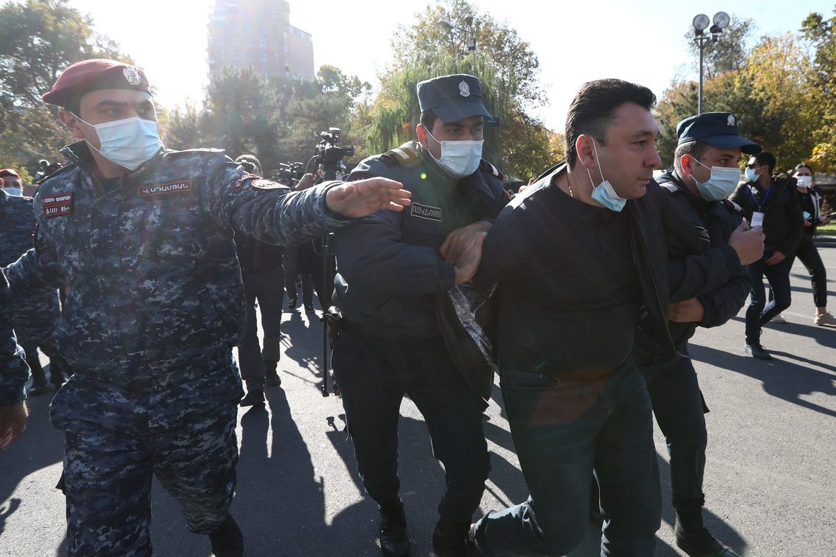 В центре Еревана начались стычки оппозиционеров с полицией