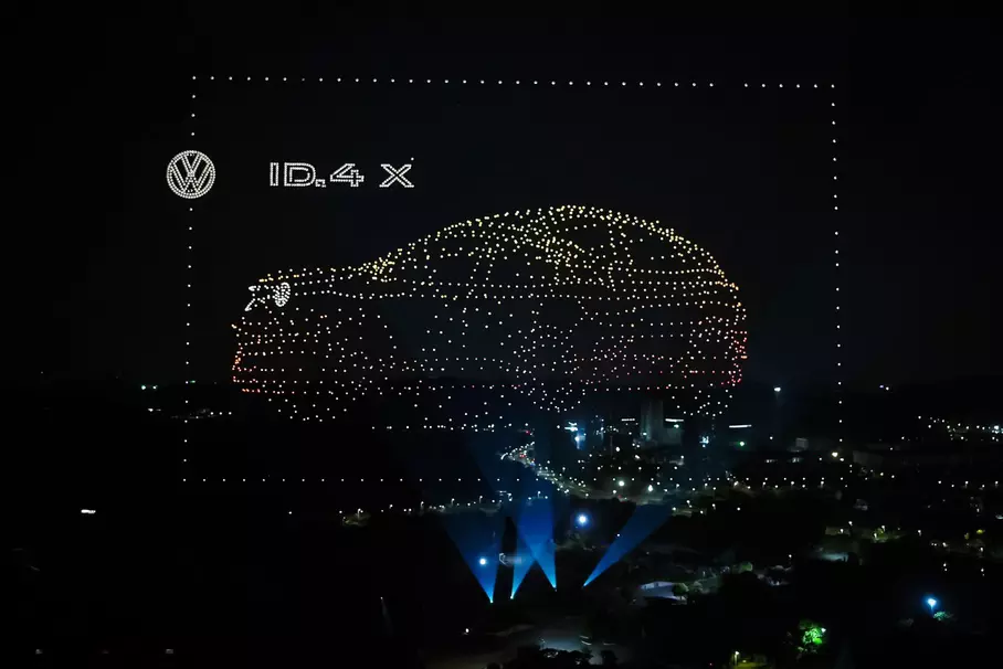 2000 дронов спроецировали в небе электро-кроссовер Volkswagen 2000 дронов спроецировали в небе электро-кроссовер Volkswagen