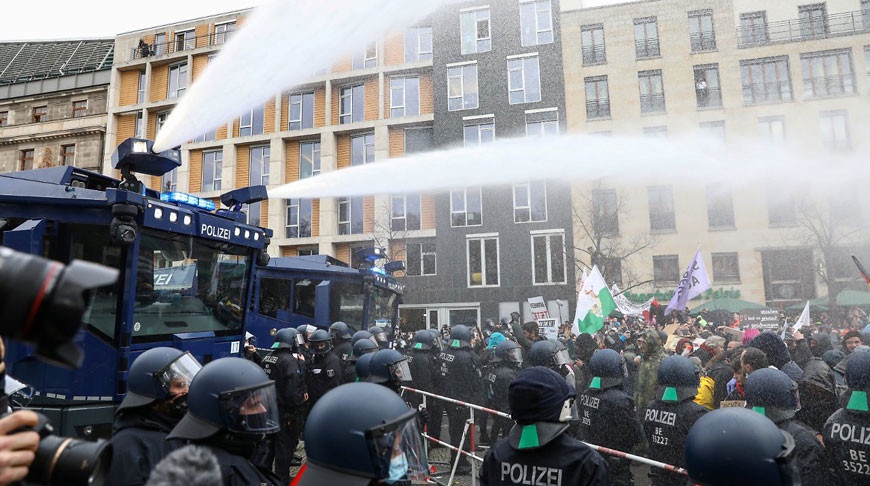 В Берлине водометом стали разгонять протестующих против COVID-мер В Берлине водометом стали разгонять протестующих против COVID-мер