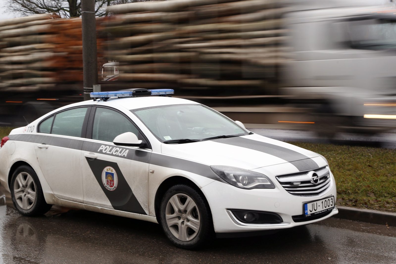 Valmierā šoferis 2,14 promiļu reibumā bēg no policijas un avarē