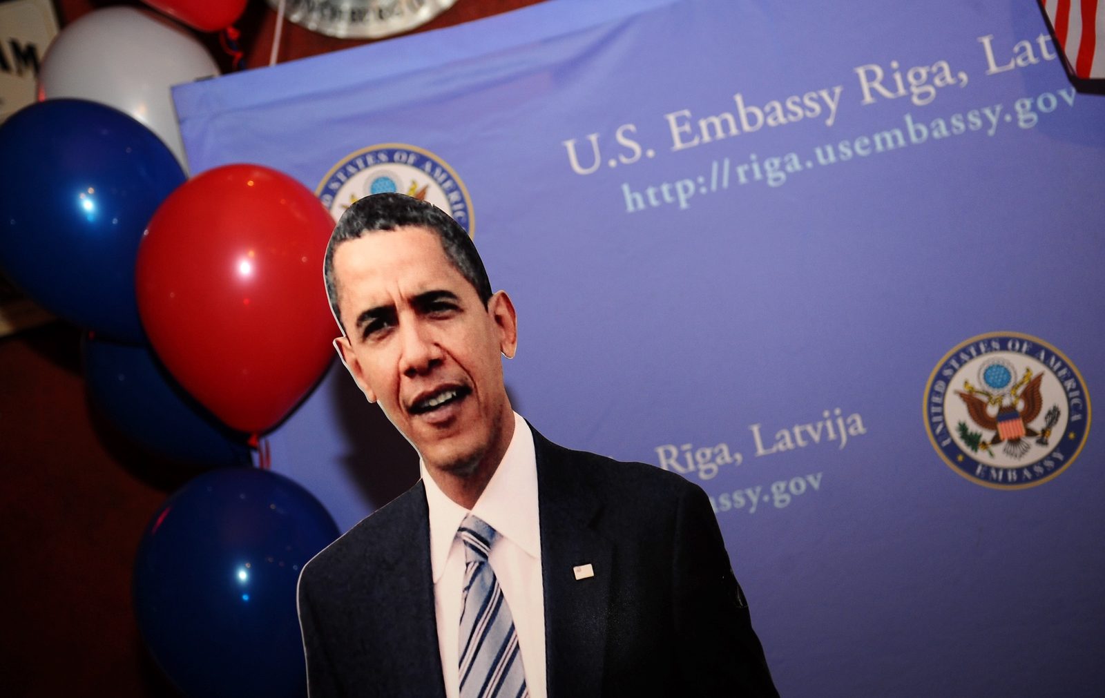 Pirmajā dienā pārdots rekorddaudz Obamas grāmatas eksemplāru