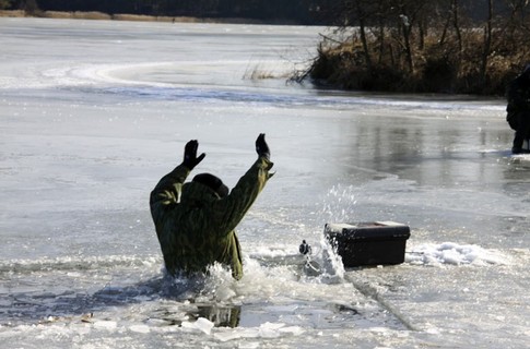 Полиция призывает не выходить на лед! Некоторые его находят Полиция призывает не выходить на лед! Некоторые его находят