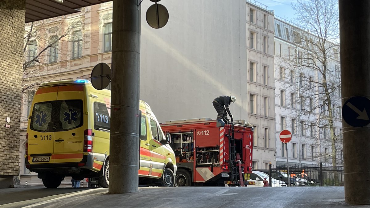 Rīgas centrā izcēlies ugunsgrēks dzīvojamā mājā Rīgas centrā izcēlies ugunsgrēks dzīvojamā mājā