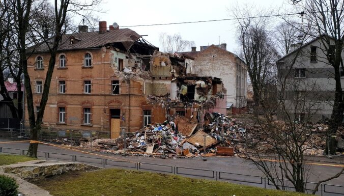 Взрыв дома в Агенскалнсе: начался демонтаж опасных частей здания Взрыв дома в Агенскалнсе: начался демонтаж опасных частей здания