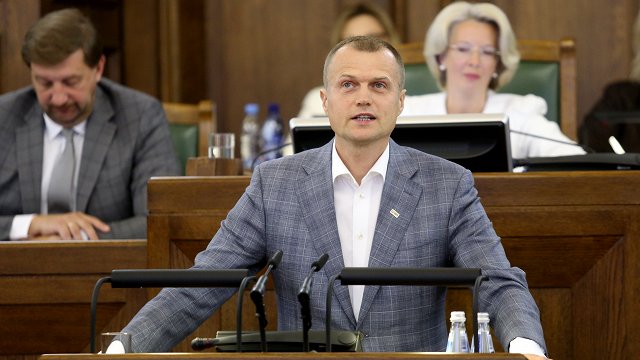 Признал ошибку и сложил мандат. Ивар Зариньш уходит из Cейма из-за "большой войны" Признал ошибку и сложил мандат. Ивар Зариньш уходит из Cейма из-за "большой войны"