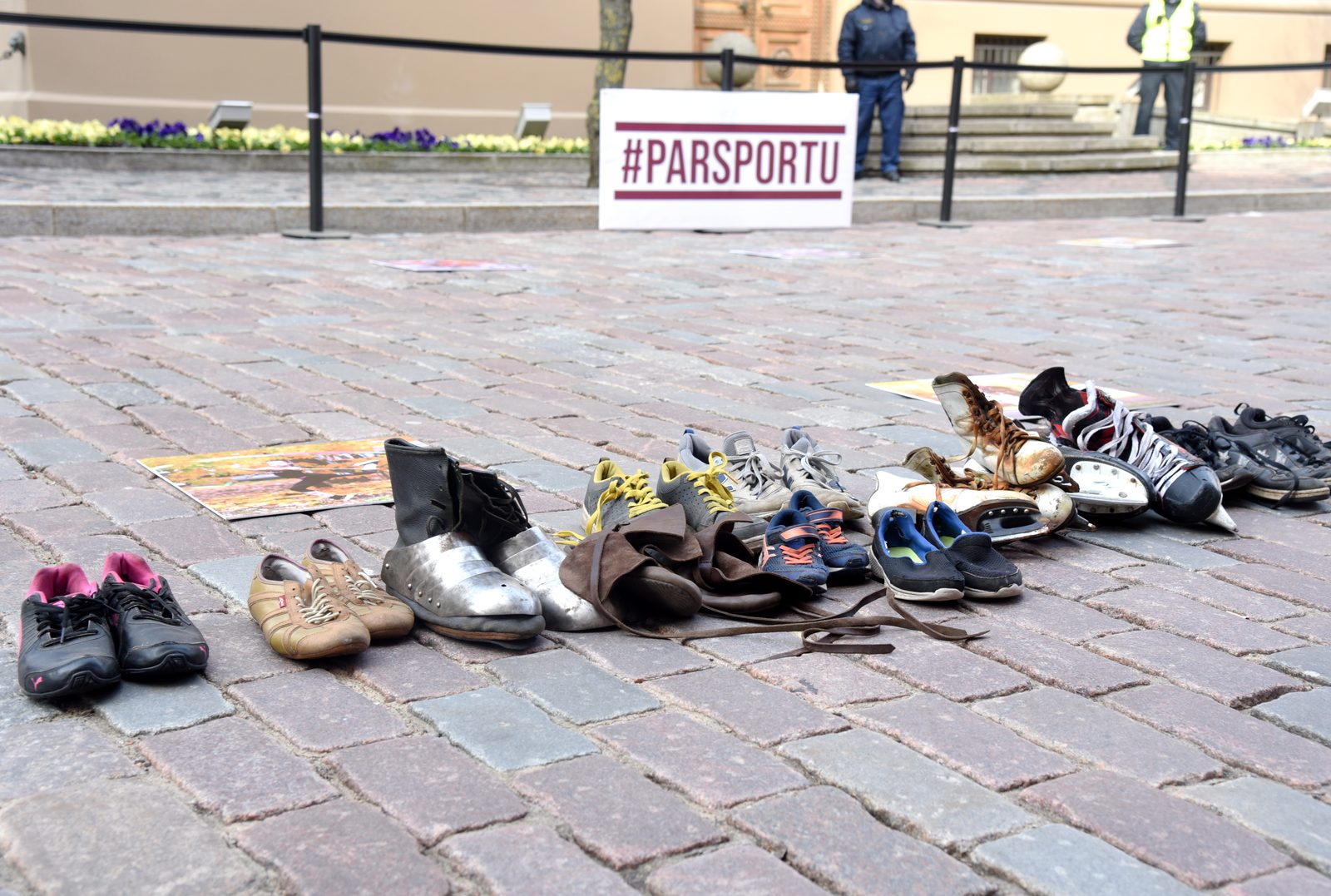Pie Saeimas trīs cilvēki protestē pret grupu sporta treniņu neatļaušanu slēgtās telpās Pie Saeimas trīs cilvēki protestē pret grupu sporta treniņu neatļaušanu slēgtās telpās