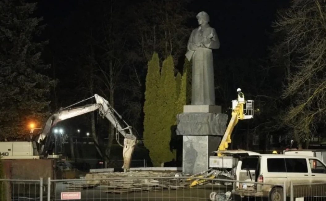 Резекненский памятник «Алеша» разделен на две части и передан в Музей оккупации Резекненский памятник «Алеша» разделен на две части и передан в Музей оккупации