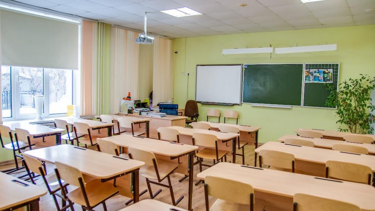 Несовершеннолетних беженцев могут обязать учиться только очно