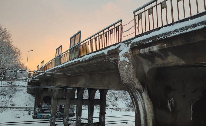 От моста в Торнякалнсе отвалился кусок бетона От моста в Торнякалнсе отвалился кусок бетона