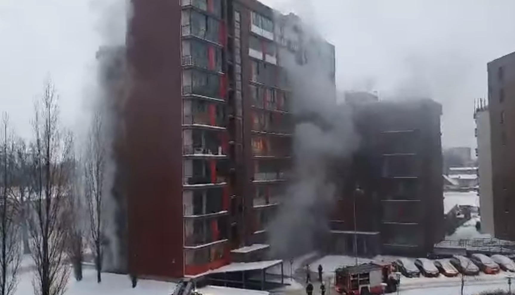 В Пурвциемсе загорелась парковка рядом с многоэтажкой В Пурвциемсе загорелась парковка рядом с многоэтажкой
