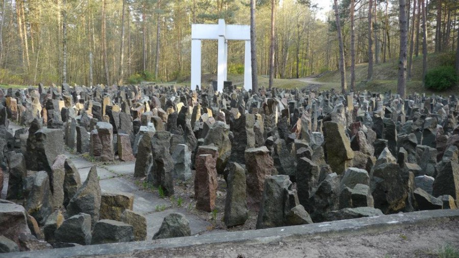 Полиция начала административный процесс в связи с осквернением мемориала жертвам Холокоста в Бикерниекском лесу