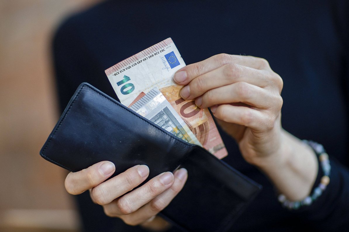Профсоюзы и работодатели предлагают повысить минималку до 740 евро