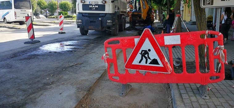 Ограничат движение транспорта на участке на улице Крустпилс Ограничат движение транспорта на участке на улице Крустпилс