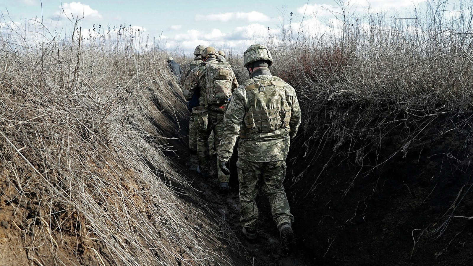 Эскалация в Донбассе: первые потери, обстрелы и взаимные обвинения