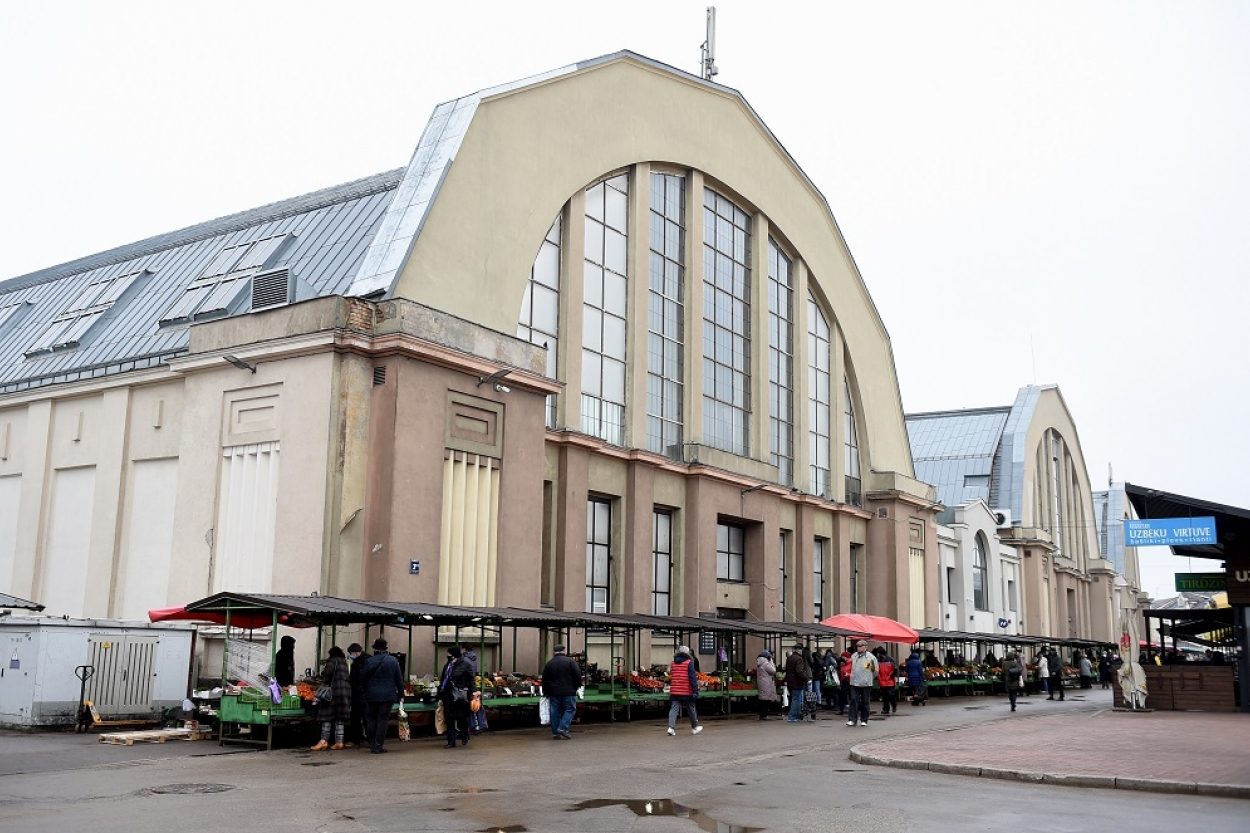 Задержаны двое мужчин за незаконную продажу сигарет на Центральном рынке Задержаны двое мужчин за незаконную продажу сигарет на Центральном рынке