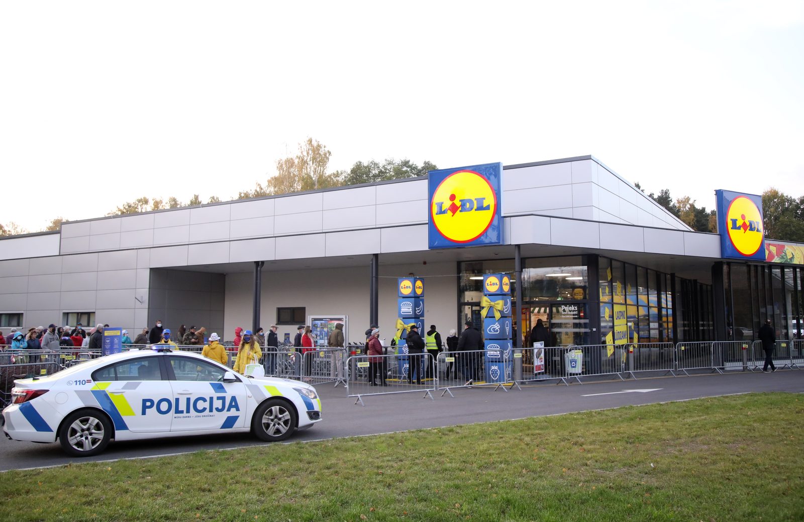 Lidl открывает магазины - люди выстроились в длинные очереди Lidl открывает магазины - люди выстроились в длинные очереди