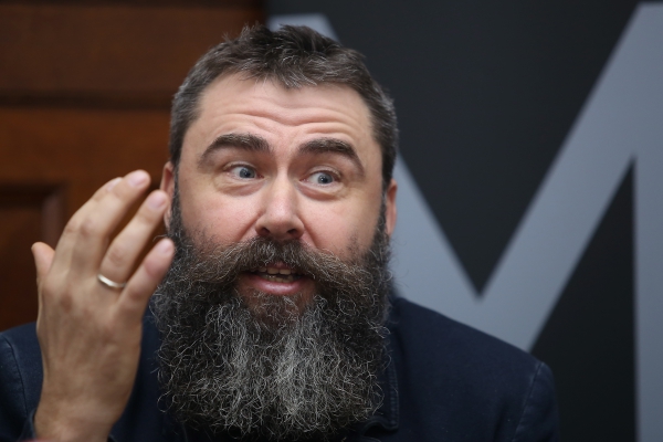 Латвийский режиссер: "Критиковать правительство - как пнуть лежачего. Оно никак не готовилось к такой ситуации"