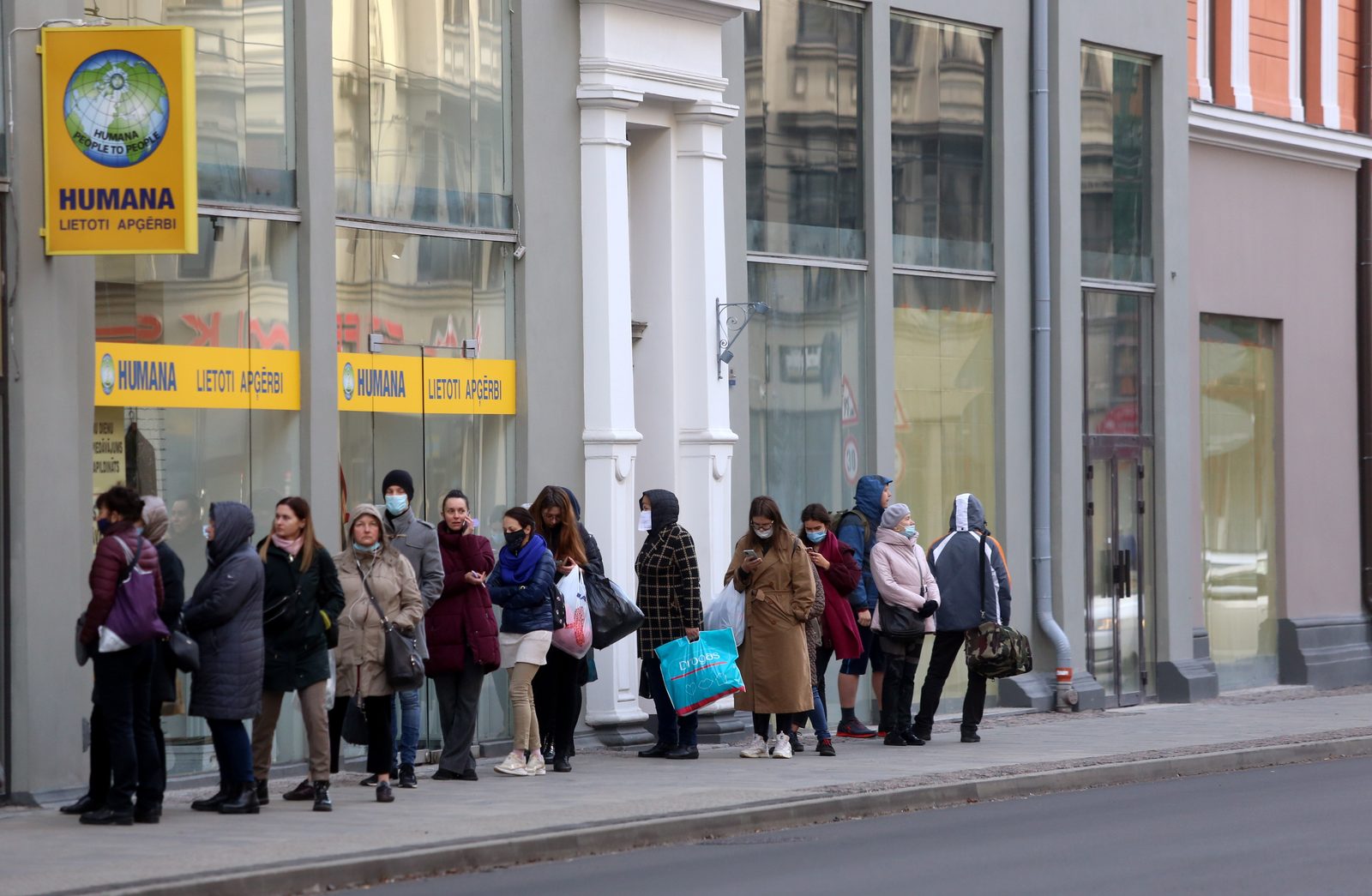 Lietoto apģērbu tirgotāja "Humana Latvia" apgrozījums pērn samazinājies par 18,2%