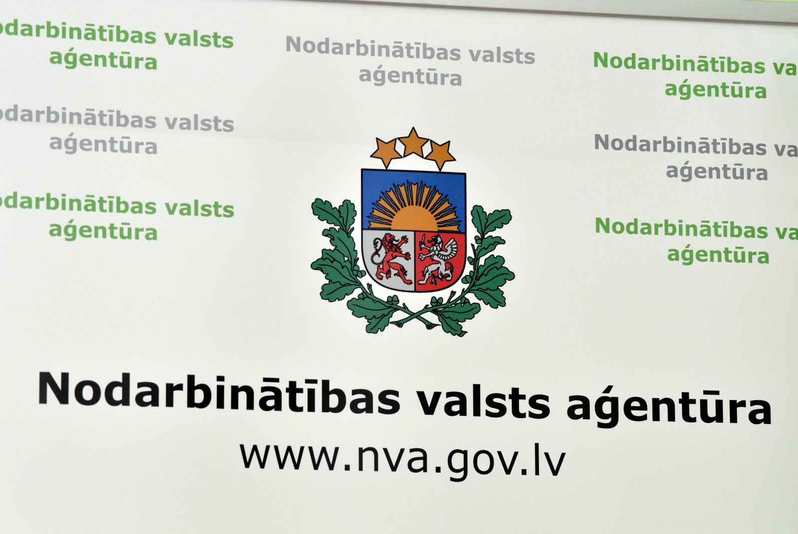 Brīvo darba vietu skaits pērn Latvijā samazinājās divas reizes