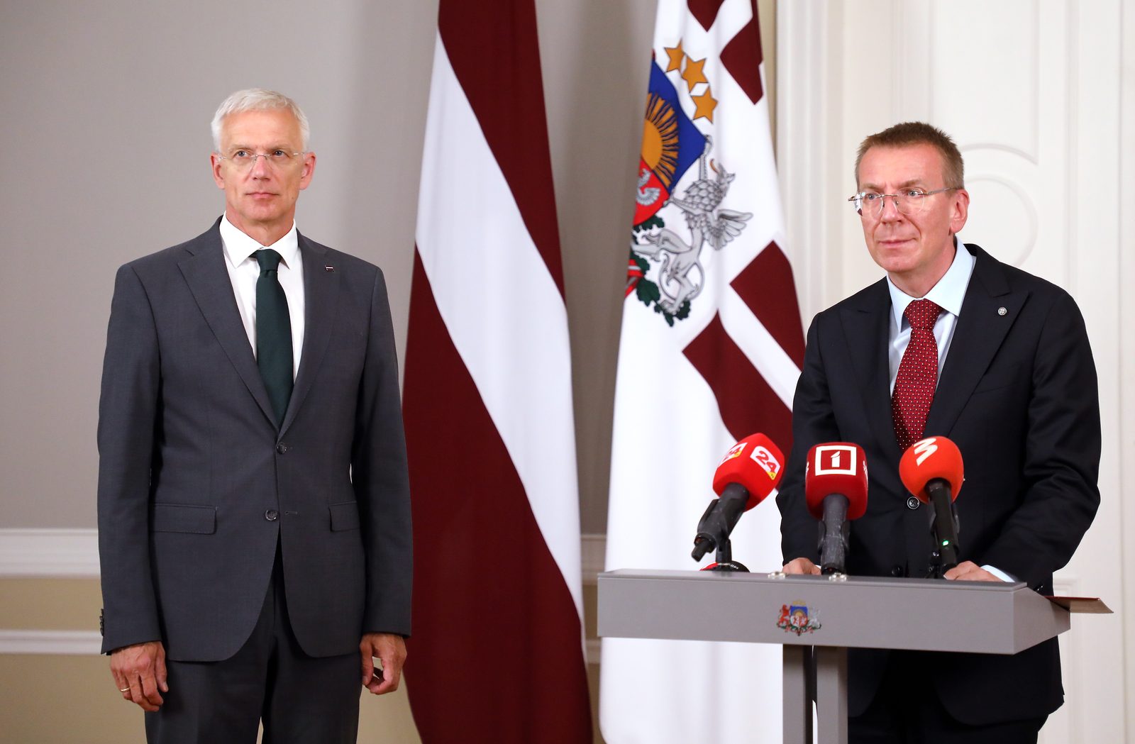 Президент начнет консультации с партиями