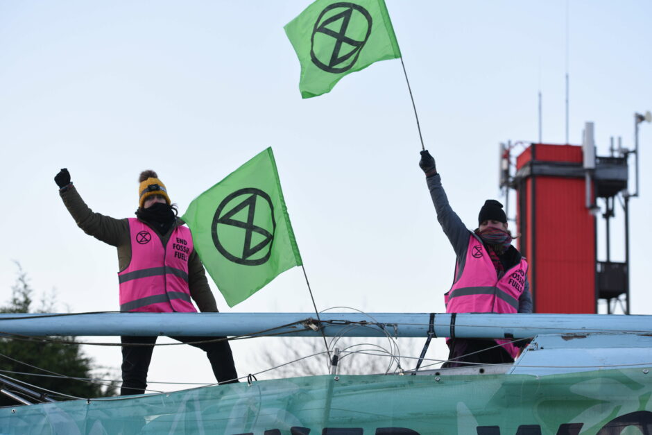 В Англии десятки активистов задержаны из-за блокады нефтехранилищ В Англии десятки активистов задержаны из-за блокады нефтехранилищ