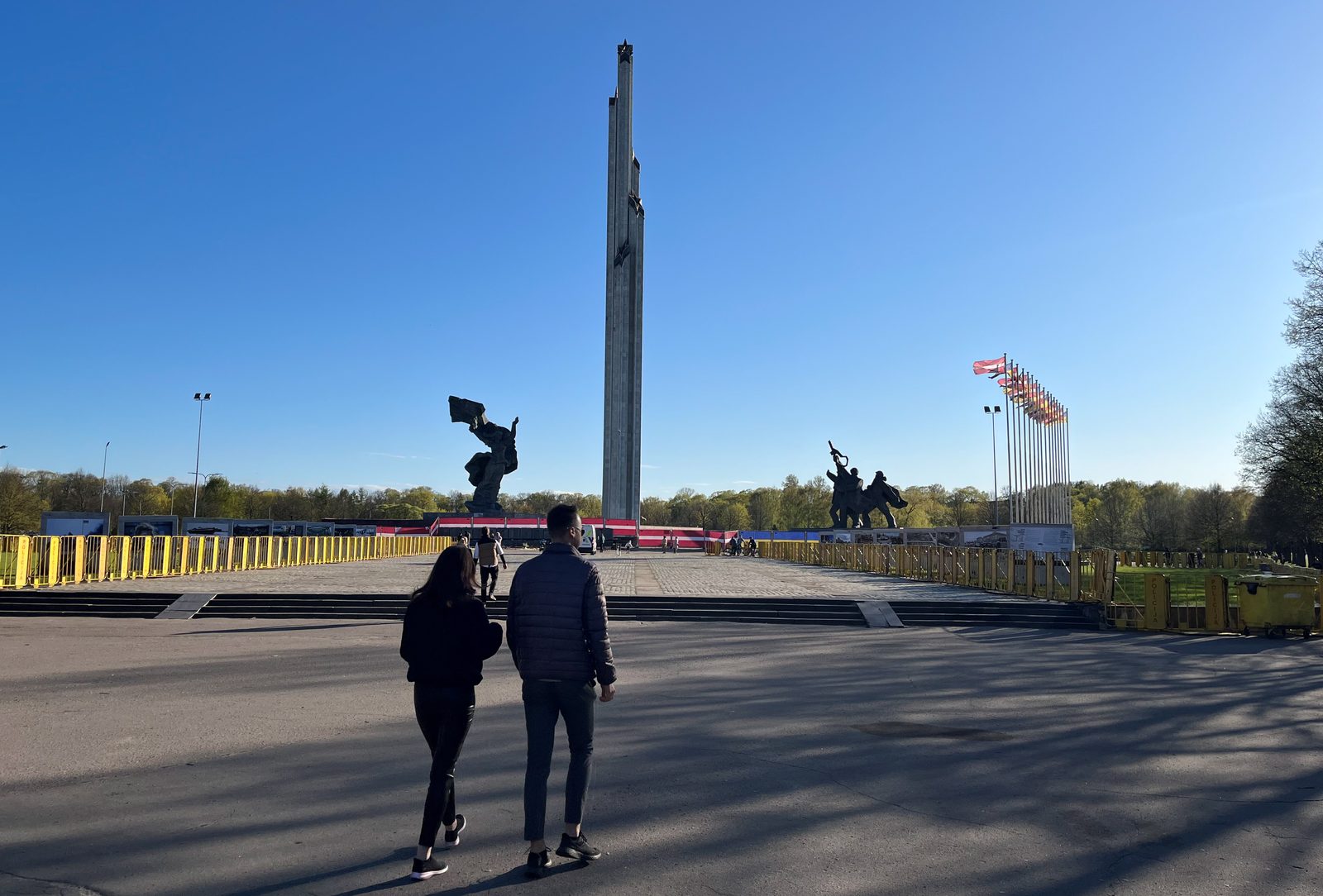 Обстановка у памятника Победы спокойная. Полиция помогает возлагать цветы (обновлено)