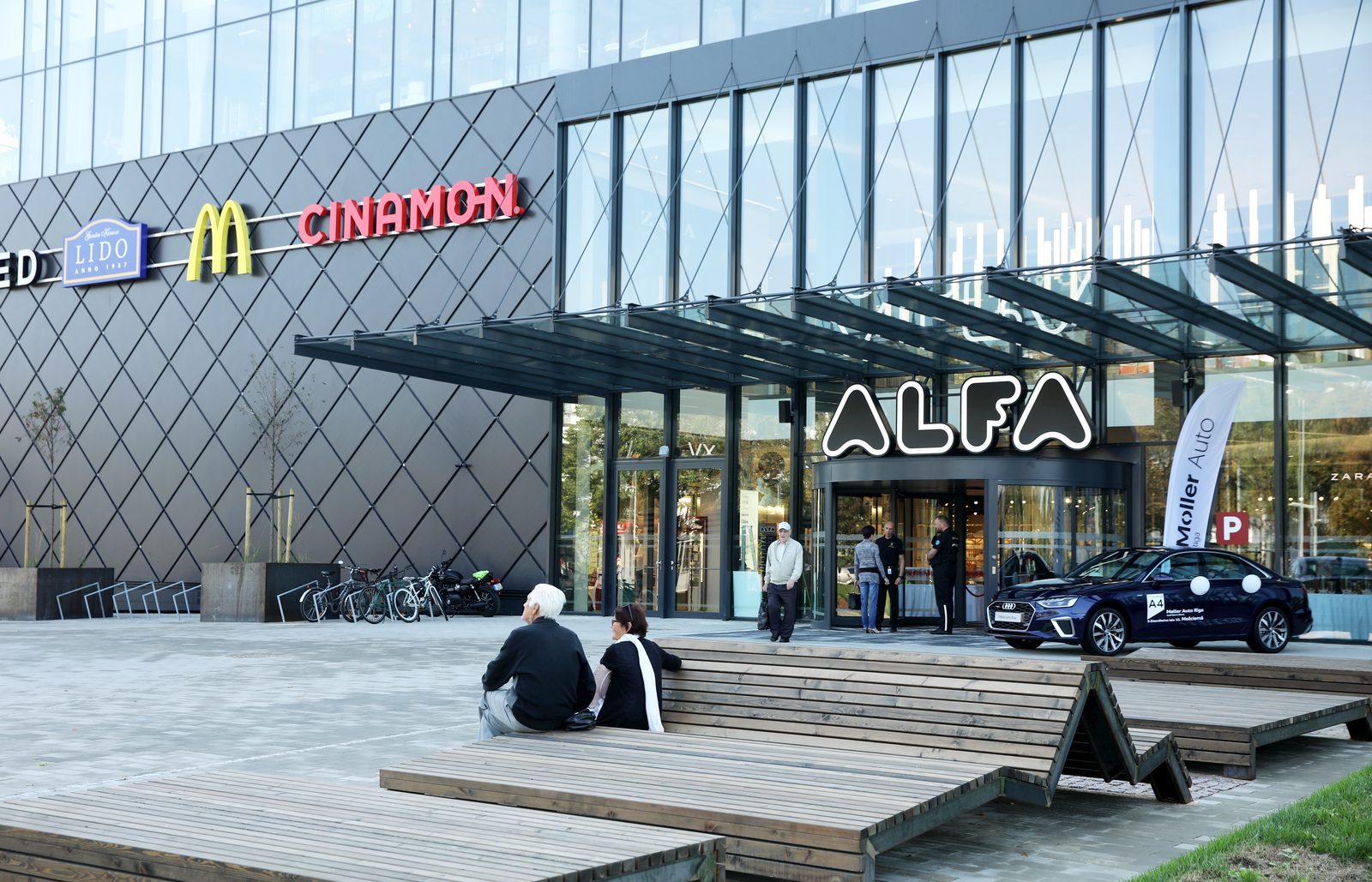 Tirdzniecības centrs "Alfa" piektdien pagarināja darba laiku līdz pusnaktij