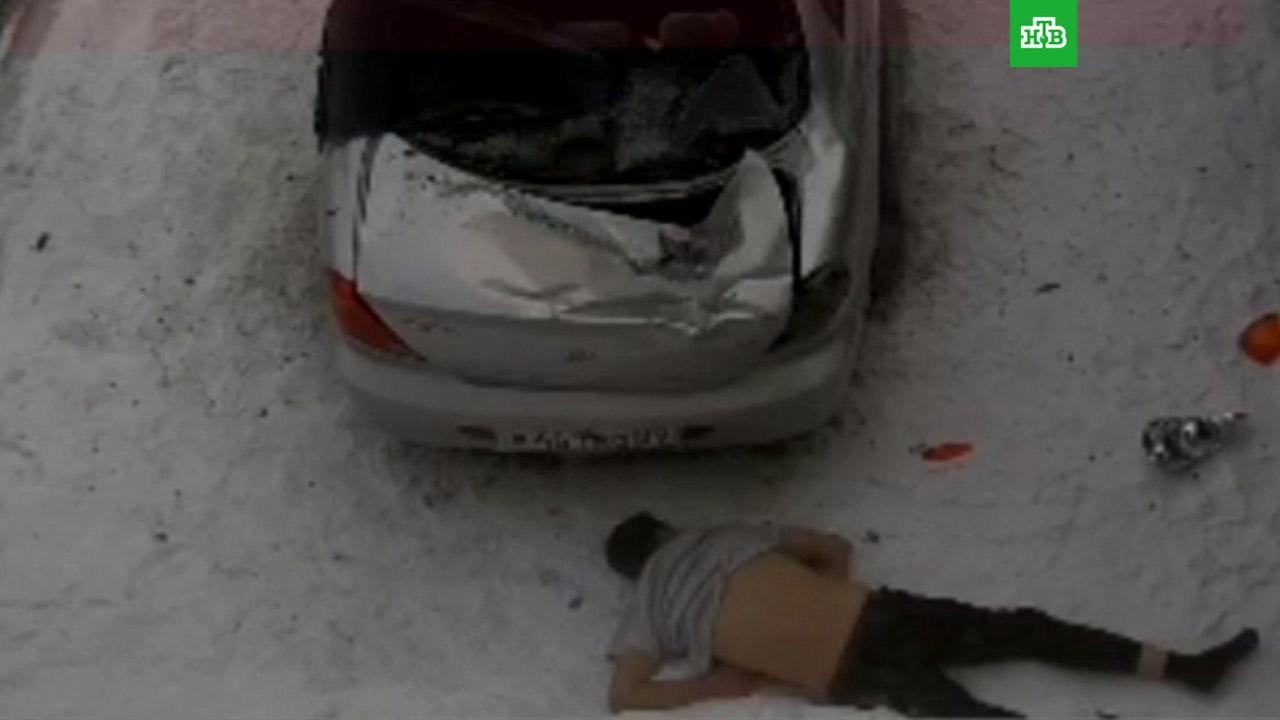 Пьяный житель Ямала выжил после падения с шестого этажа на машину Пьяный житель Ямала выжил после падения с шестого этажа на машину