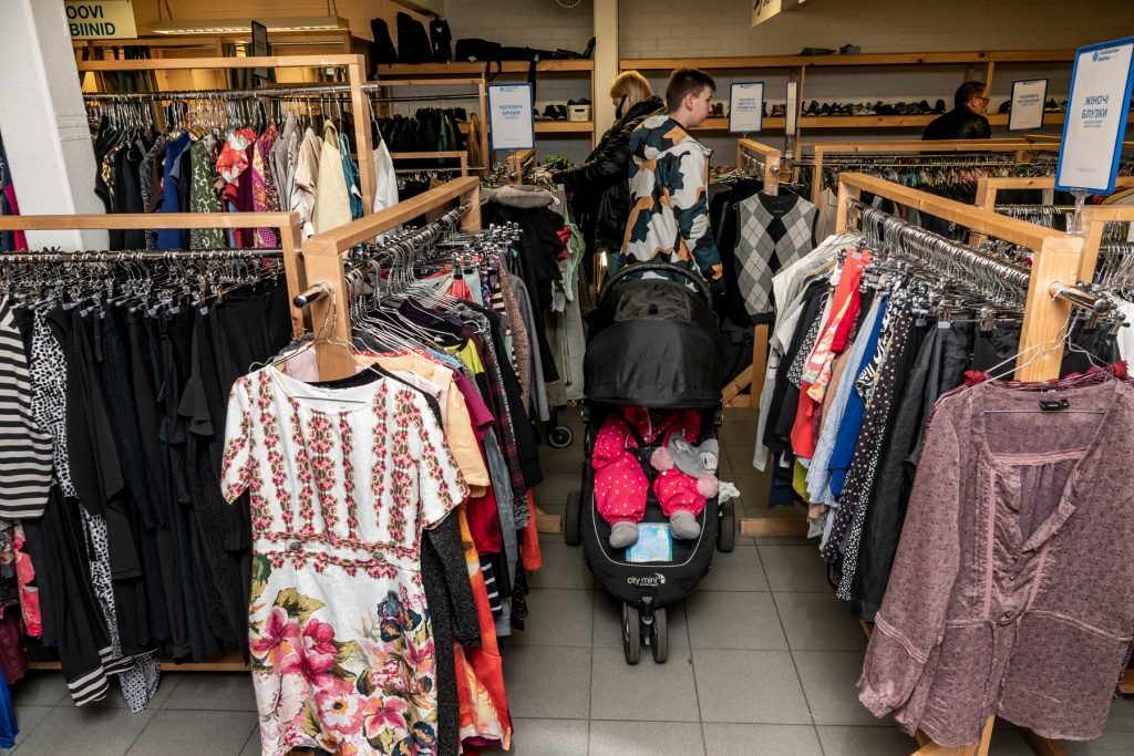 В торговых центрах Риги можно пожертвовать теплую одежду украинским беженцам
