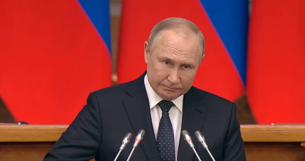 Путин пригрозил тем, кто вмешается в конфликт на Украине со стороны, "молниеносными ударами" Путин пригрозил тем, кто вмешается в конфликт на Украине со стороны, "молниеносными ударами"