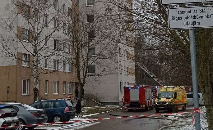 В Пардаугаве горела квартира в 9-этажке. Людей эвакуировали В Пардаугаве горела квартира в 9-этажке. Людей эвакуировали