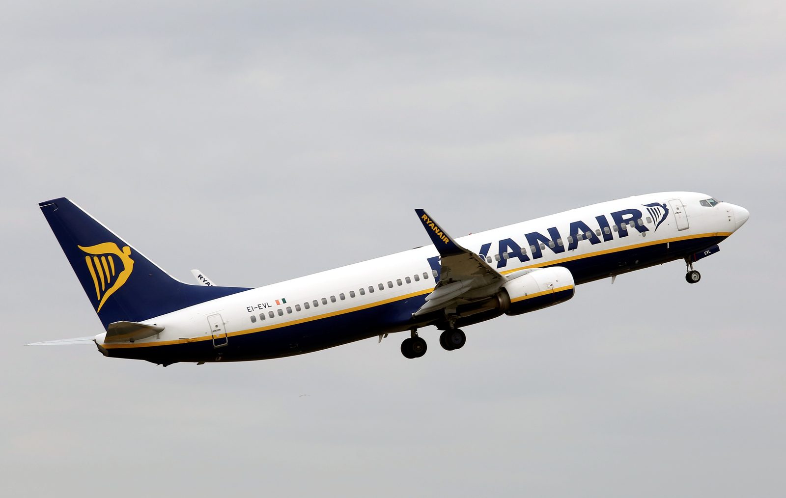 "Ryanair" investēs 200 miljonus ASV dolāru divu lidmašīnu bāzes izveidē lidostā "Rīga"