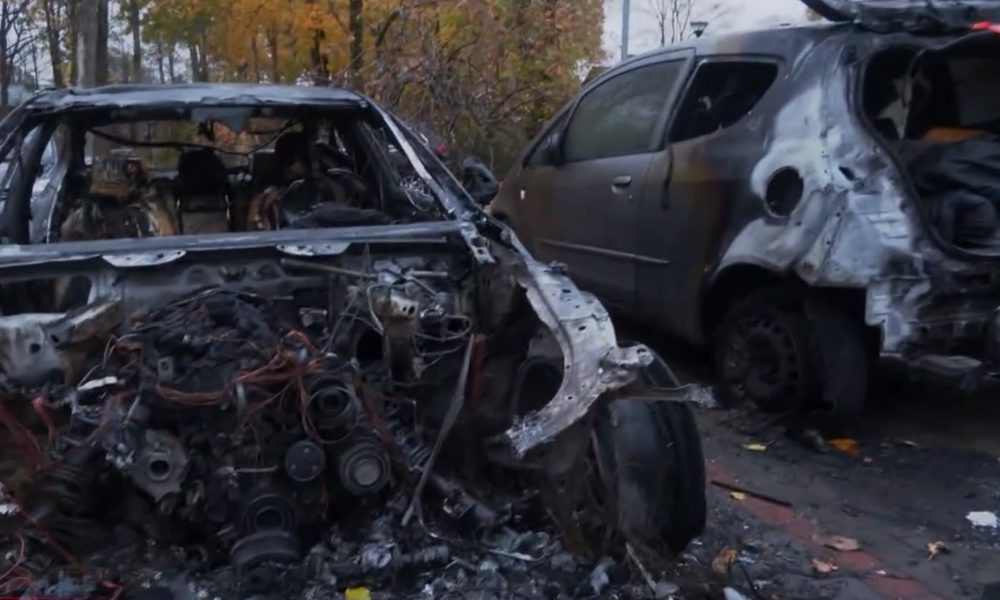 В Риге двое подожгли BMW прямо под видеокамерами