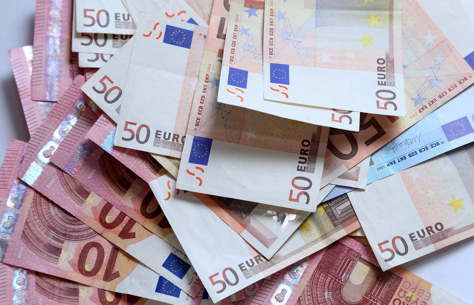 Par mēģinājumu piekukuļot robežsargus Azerbaidžānas pilsonim piemēro 4300 eiro sodu