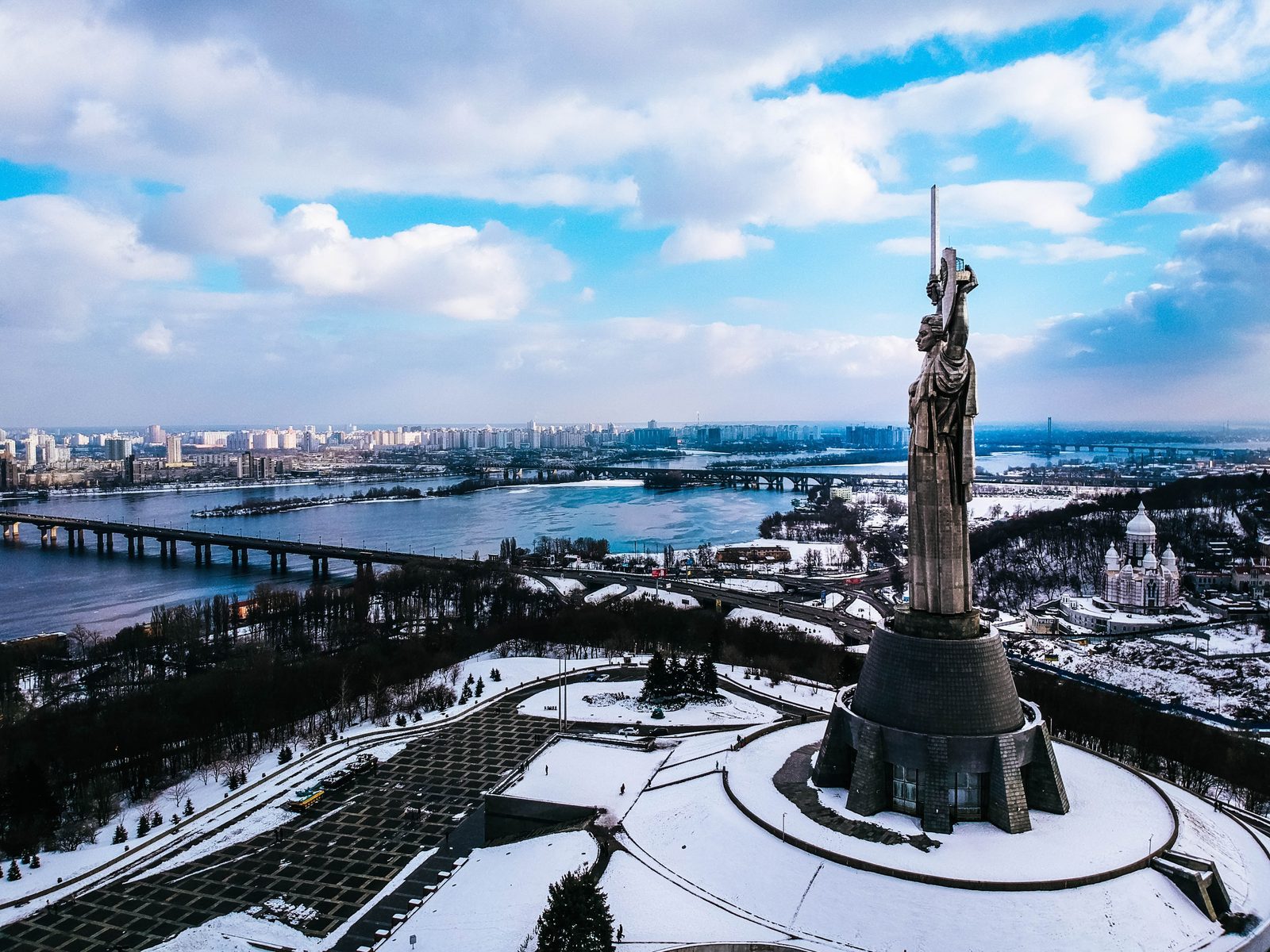 Pret Ukrainas Konstitucionālās tiesas vadītāju sākta izmeklēšana par liecinieka ietekmēšanu Pret Ukrainas Konstitucionālās tiesas vadītāju sākta izmeklēšana par liecinieka ietekmēšanu