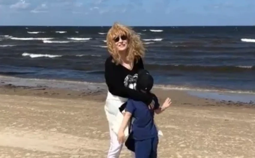 Аллу Пугачеву с детьми засняли на пляже в Юрмале Аллу Пугачеву с детьми засняли на пляже в Юрмале