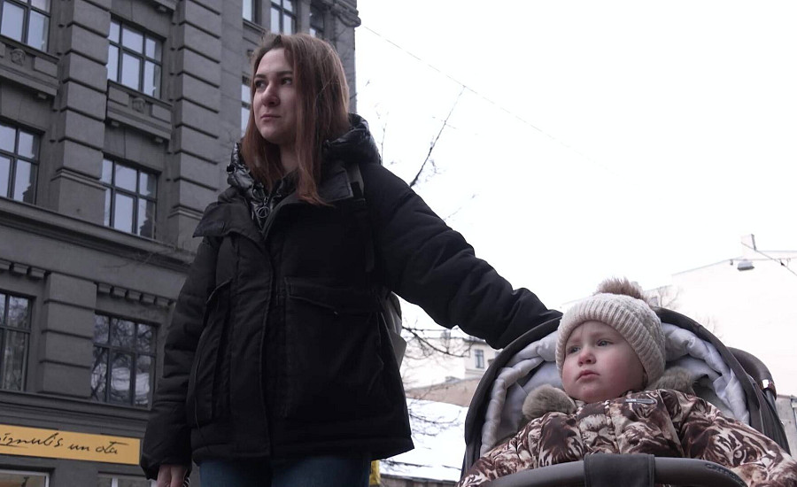В Рижский центр поддержки беженцев не пускают сопровождающих. Беженцы с Украины не понимают