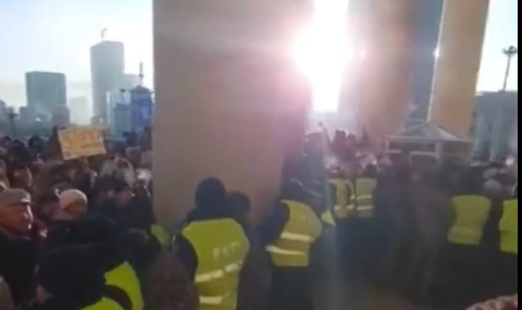 Кто украл монгольский уголь? В Улан-Баторе протестующие попытались взять штурмом Дворец правительства Кто украл монгольский уголь? В Улан-Баторе протестующие попытались взять штурмом Дворец правительства