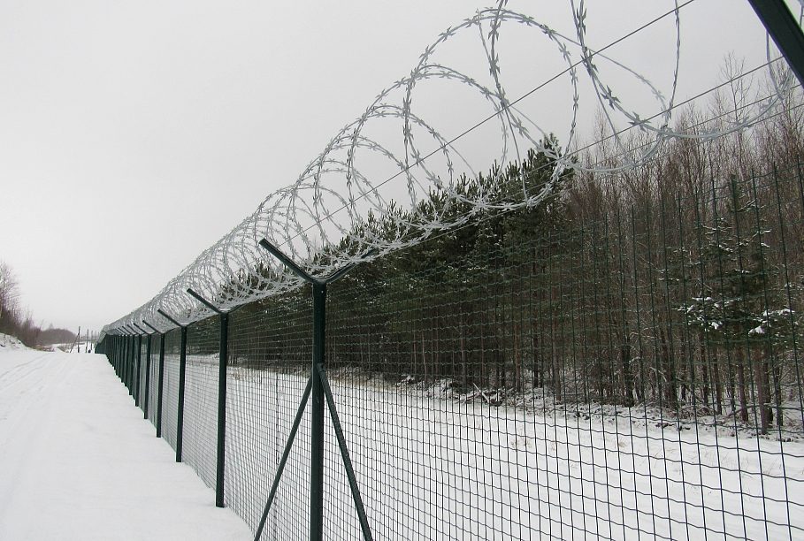 На границе с Белоруссией повреждено временное ограждение На границе с Белоруссией повреждено временное ограждение