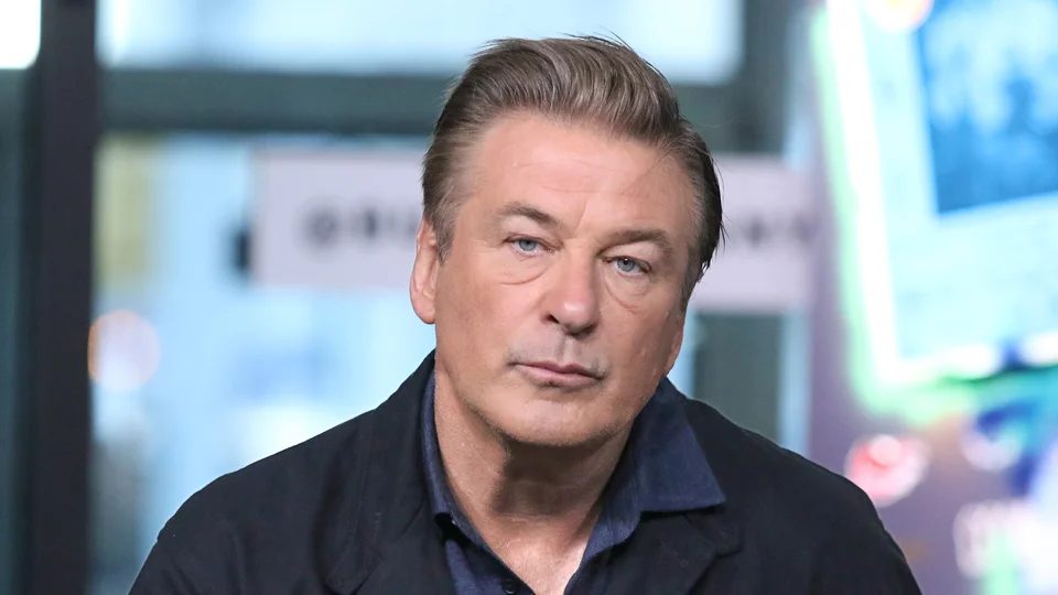 Алек Болдуин подал в суд на съемочную группу за заряженный пистолет