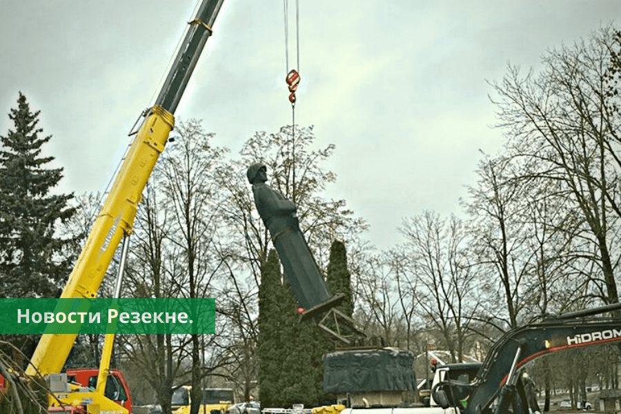 В Резекне демонтировали памятник освободителям города «Алёша»