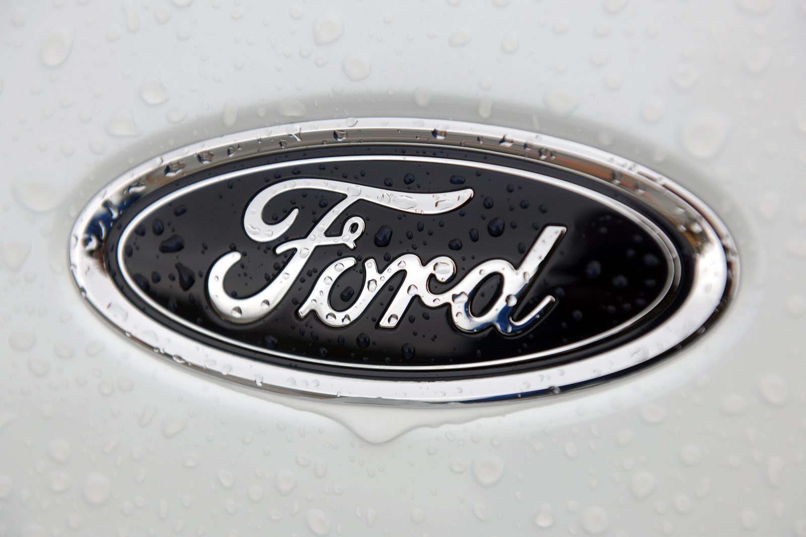 "Ford" pusvadītāju deficīta dēļ uz mēnesi slēdz ražotni Vācijā