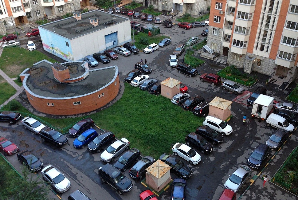Платные парковки во дворах: последует Рига примеру Вильнюса?