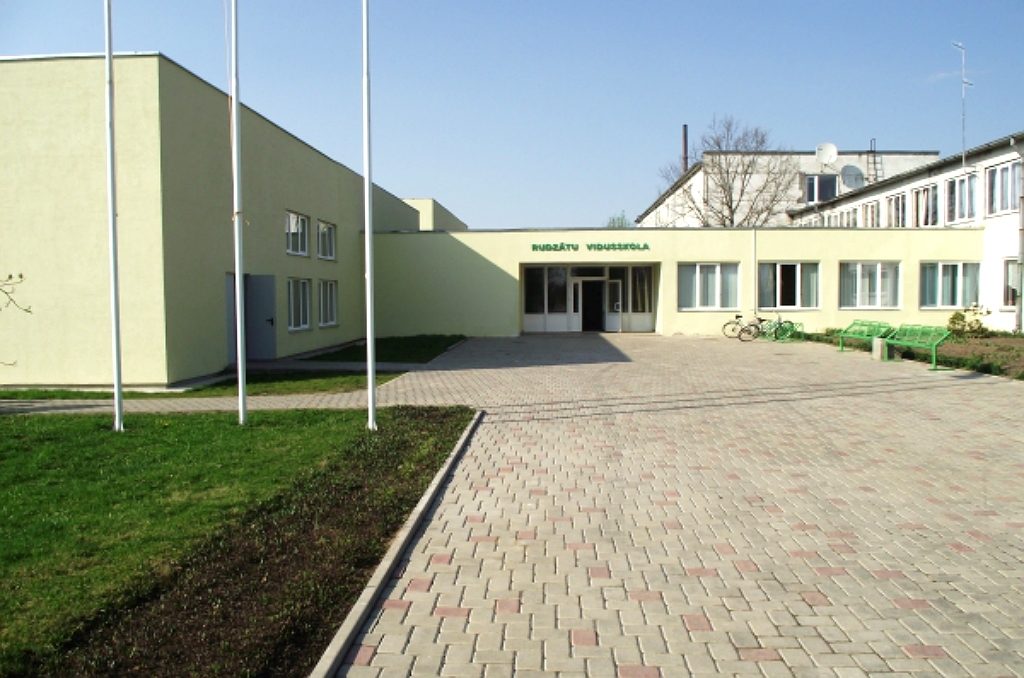 Где жить школьнику, если школа находится далеко от дома? Где жить школьнику, если школа находится далеко от дома?