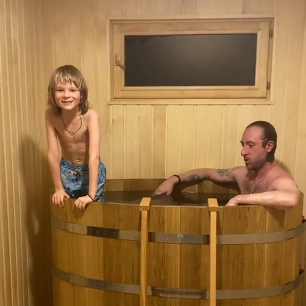 Плющенко сходил в баню с Гном Гномычем Плющенко сходил в баню с Гном Гномычем